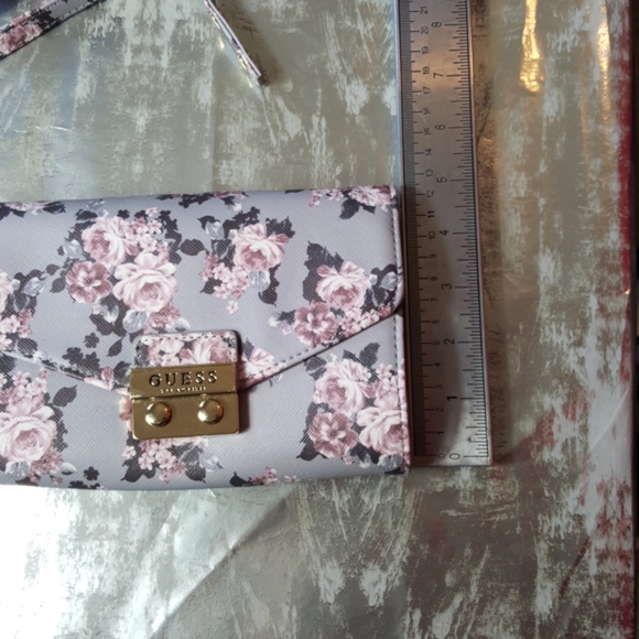 GUESS purple floral clutch/crossbody - Picture 9 of 9